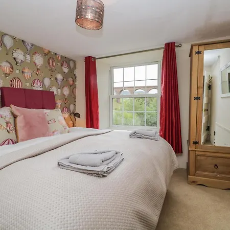 Hotel Half Island House 4*