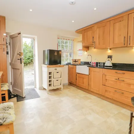 Hotel Half Island House 4*